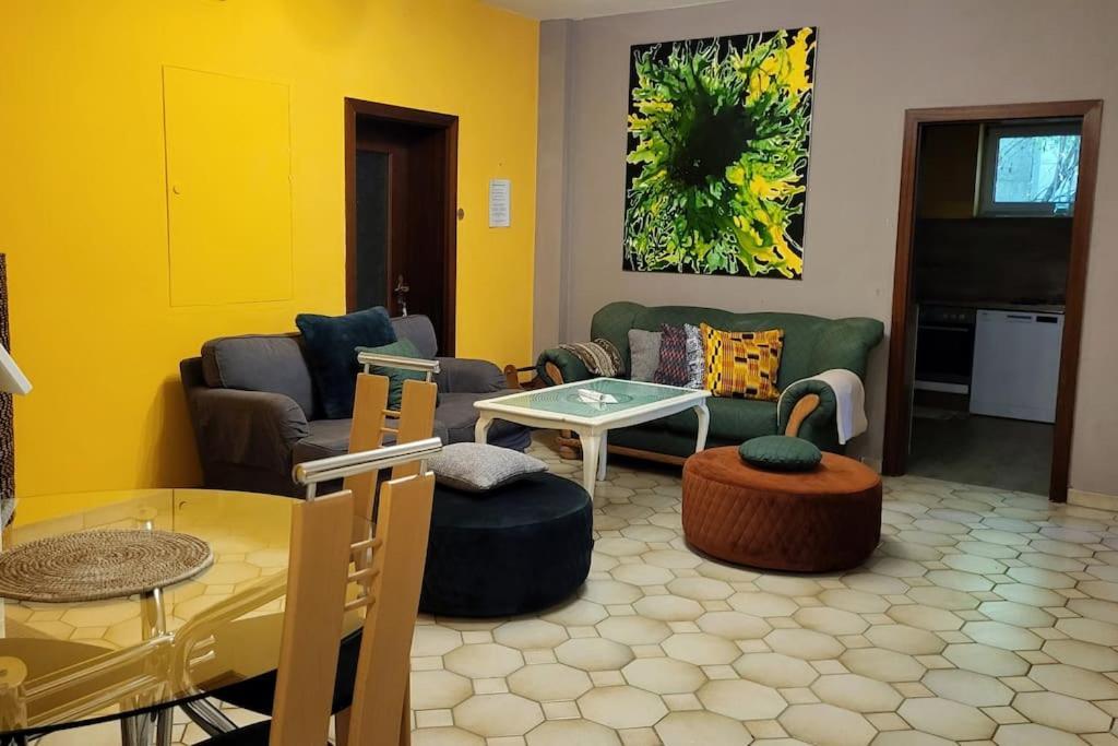 Colourful 2.5 Bedroom With Large Balcony & Garden. Prinzersdorf Luaran gambar