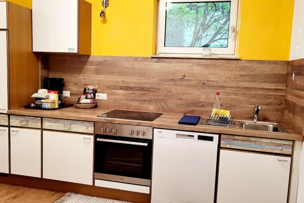 Colourful 2.5 Bedroom With Large Balcony & Garden. Prinzersdorf Luaran gambar